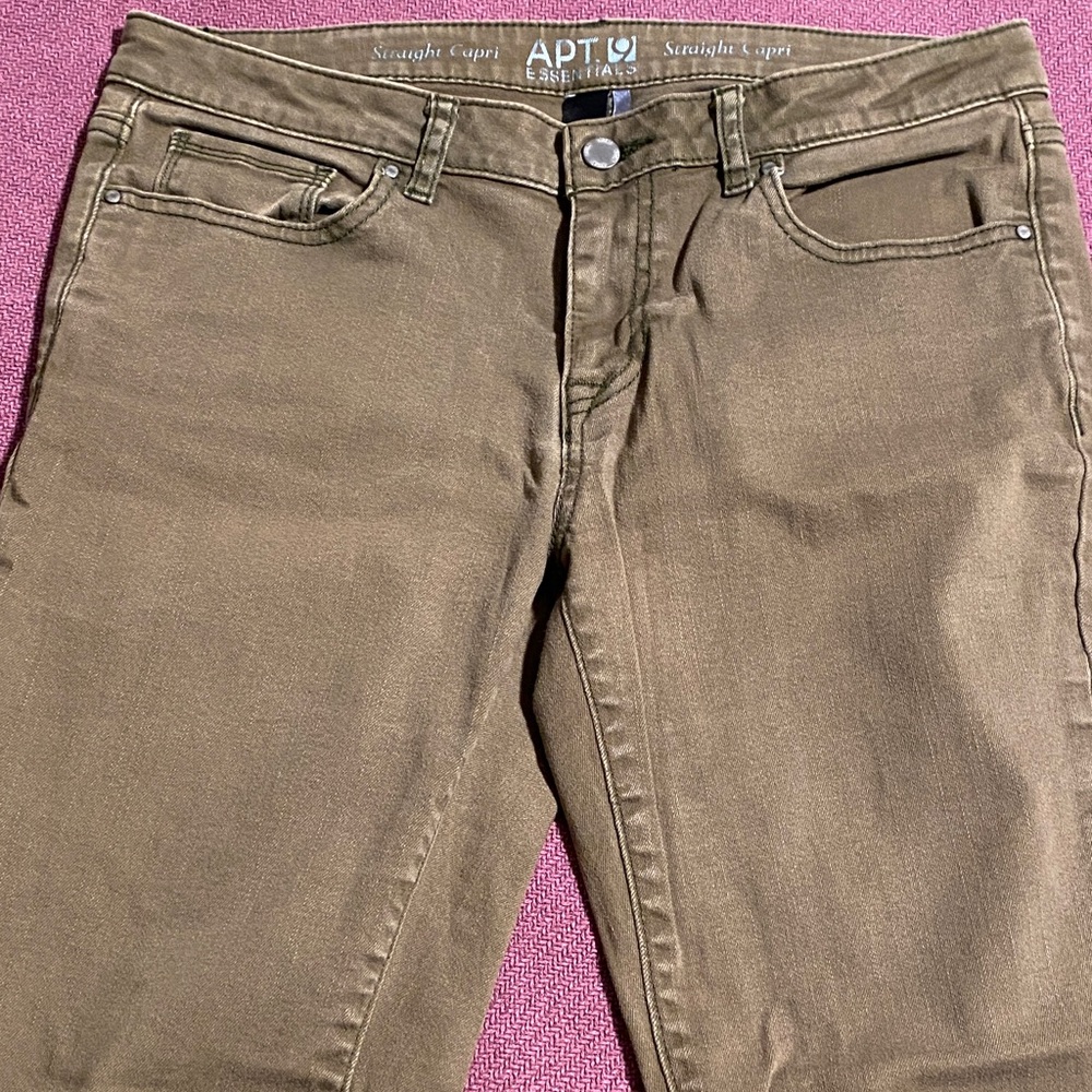 Army green straight leg capri jeans. Apt 9 Essentials. Size 8.